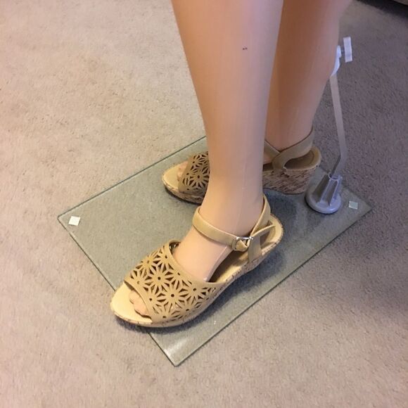Via Veneto Size 8 Beige Wedges - Picture 9 of 15